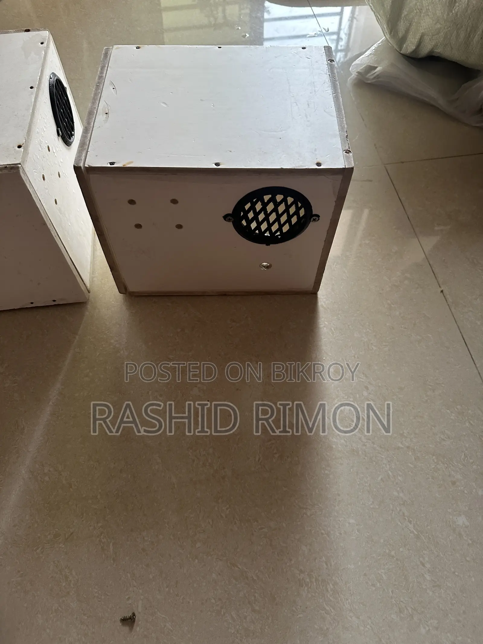 পাখির ব্রিডিং বক্স আর খাবারের বাটি