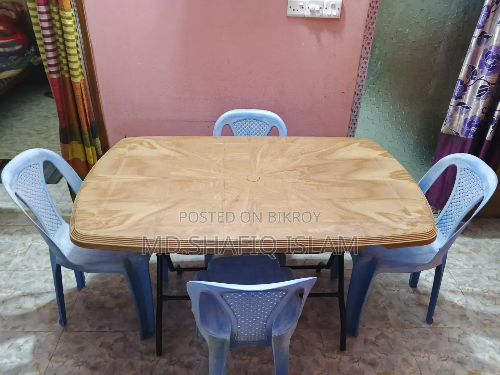 একটি প্লাস্টিকের ডাইনিং টেবিলও চারটা চেয়ার