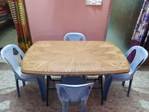 একটি প্লাস্টিকের ডাইনিং টেবিলও চারটা চেয়ার