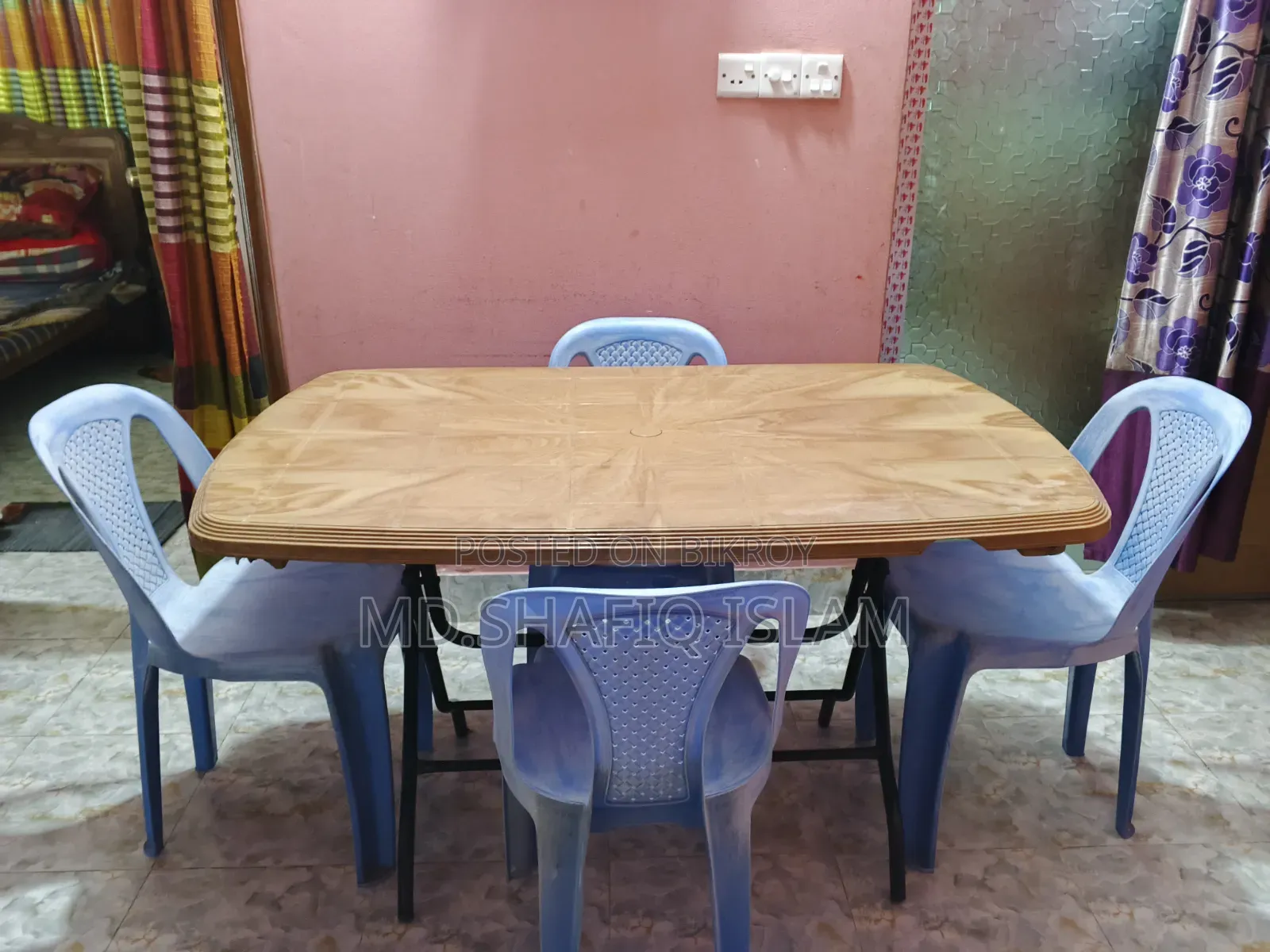 একটি প্লাস্টিকের ডাইনিং টেবিলও চারটা চেয়ার