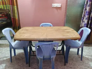 একটি প্লাস্টিকের ডাইনিং টেবিলও চারটা চেয়ার
