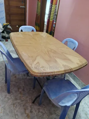 একটি প্লাস্টিকের ডাইনিং টেবিলও চারটা চেয়ার