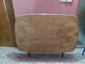 একটি প্লাস্টিকের ডাইনিং টেবিলও চারটা চেয়ার