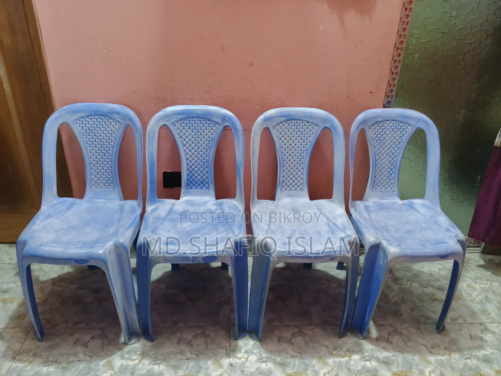 একটি প্লাস্টিকের ডাইনিং টেবিলও চারটা চেয়ার