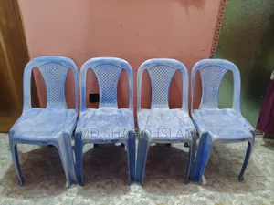 একটি প্লাস্টিকের ডাইনিং টেবিলও চারটা চেয়ার