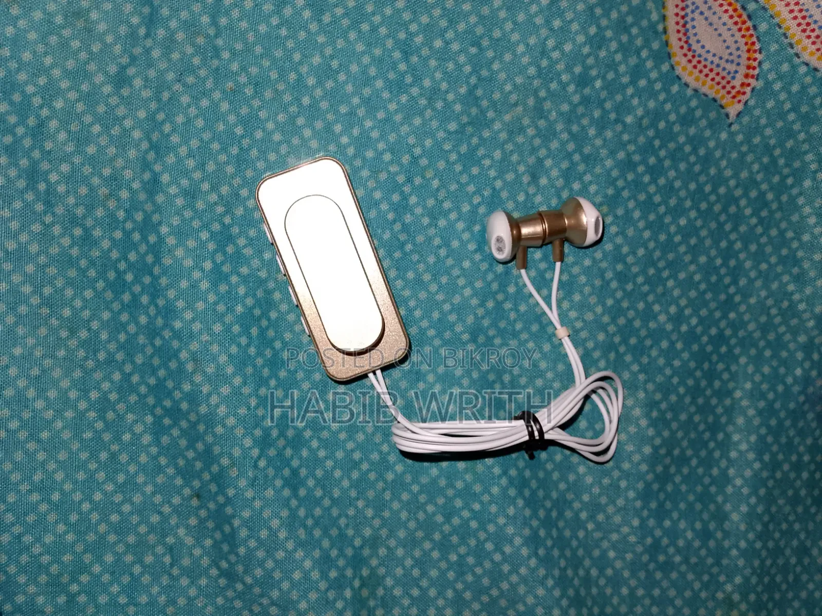 ইয়ারফোন ইয়ারফোন ইয়ারফোন