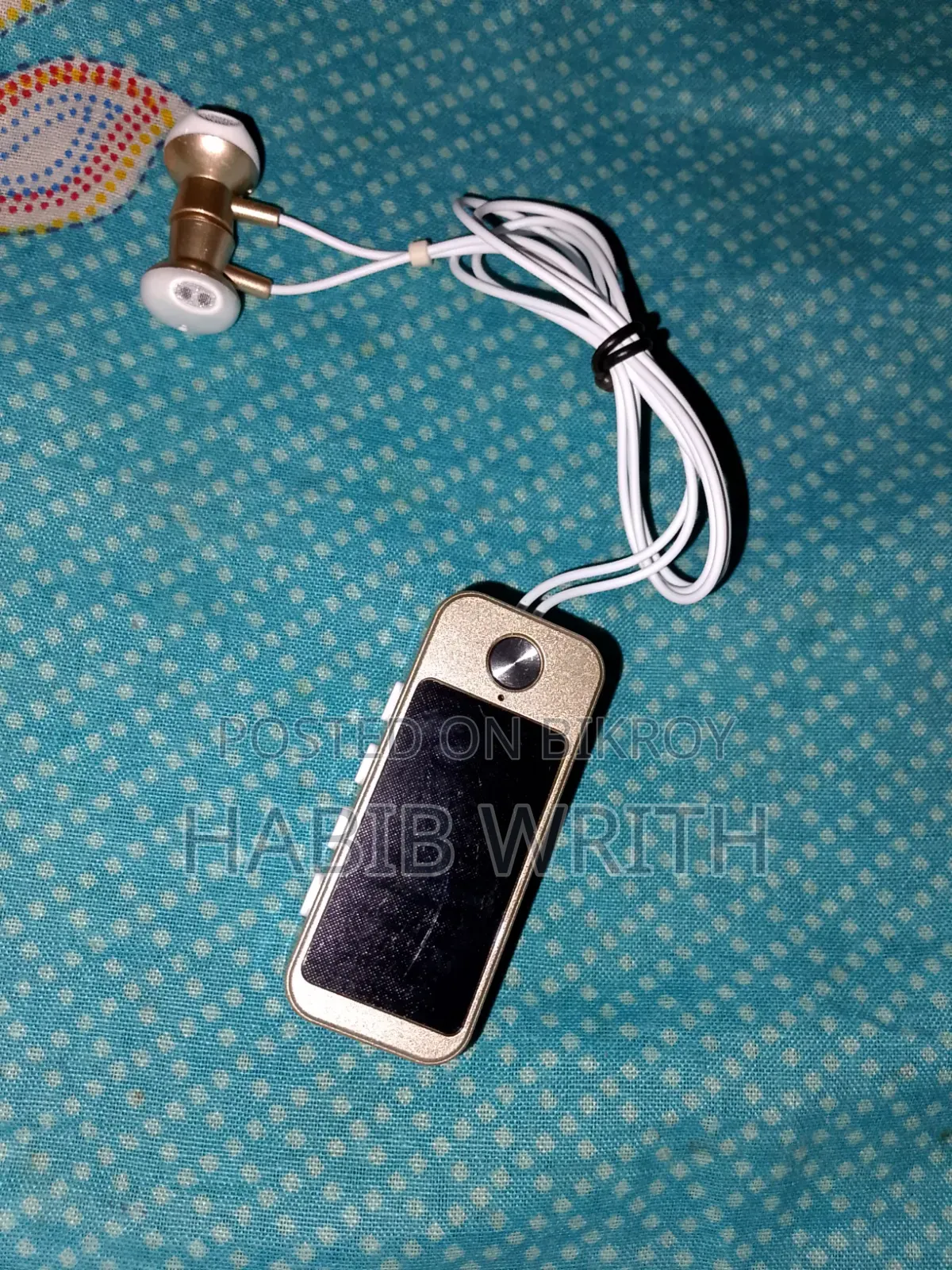 ইয়ারফোন ইয়ারফোন ইয়ারফোন
