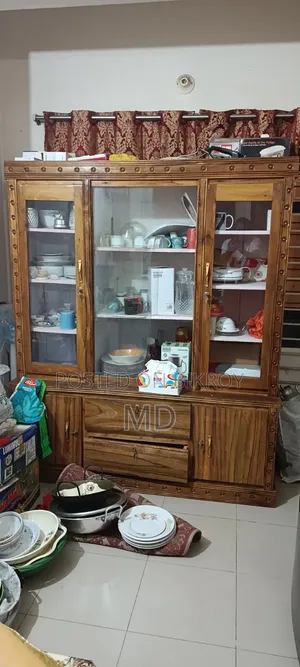 কাঠের তৈরি শোকেজ