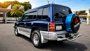 Mitsubishi Pajero GLX Plus 2000 Blue