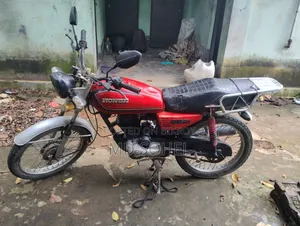 হোন্ডা ২০০৬ লাল