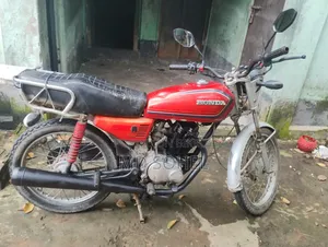 হোন্ডা ২০০৬ লাল