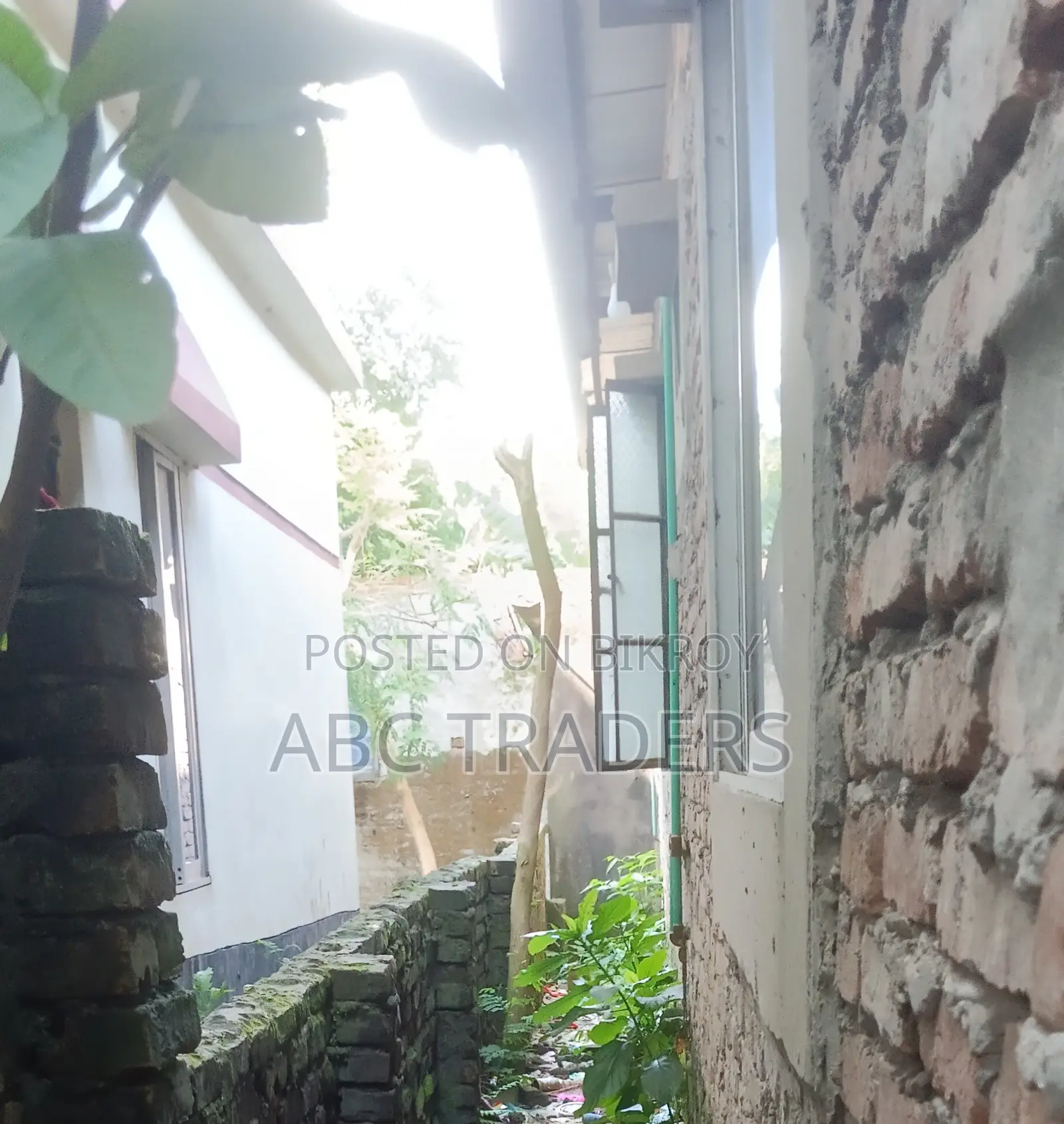 যারা ডুপ্লেক্স বাড়ির জন্য জমি খুঁজছেন তাদের জন্য পারফেক্ট পজিশন। লো