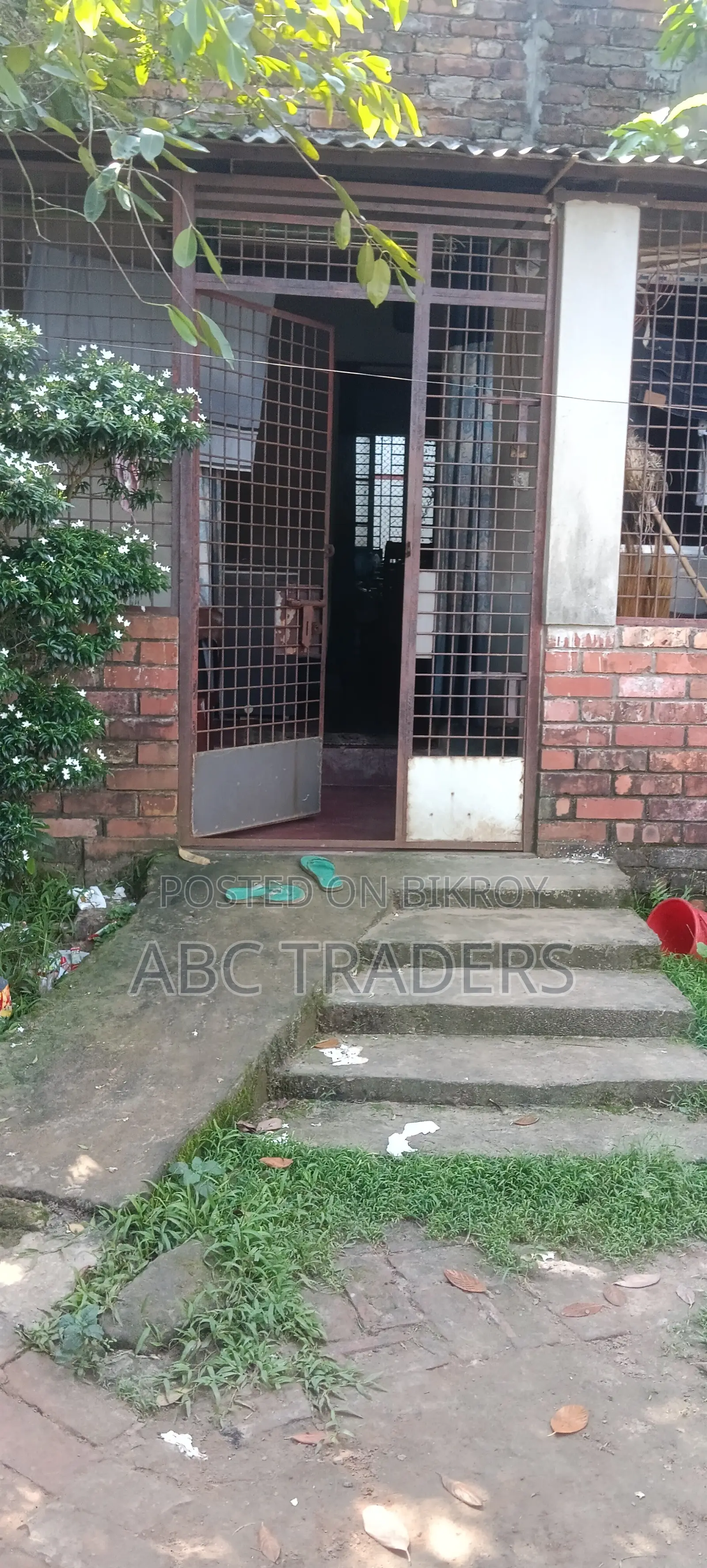 যারা ডুপ্লেক্স বাড়ির জন্য জমি খুঁজছেন তাদের জন্য পারফেক্ট পজিশন। লো