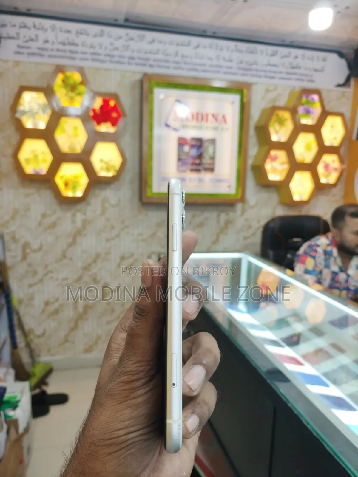 অ্যাপল আইফোন ১১ ৬৪ জিবি হোয়াইট