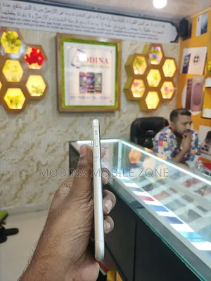 অ্যাপল আইফোন ১১ ৬৪ জিবি হোয়াইট