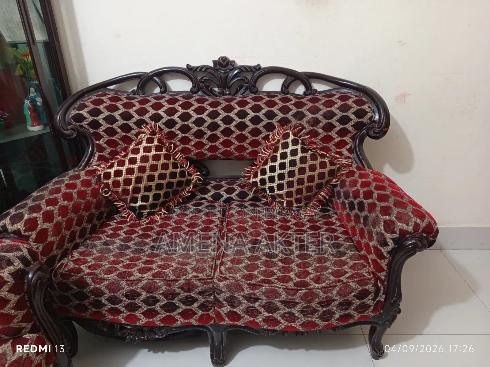 সোফা সম্পূর্ণ ফ্রেশ কন্ডিশন ভালো আছে
