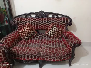 সোফা সম্পূর্ণ ফ্রেশ কন্ডিশন ভালো আছে