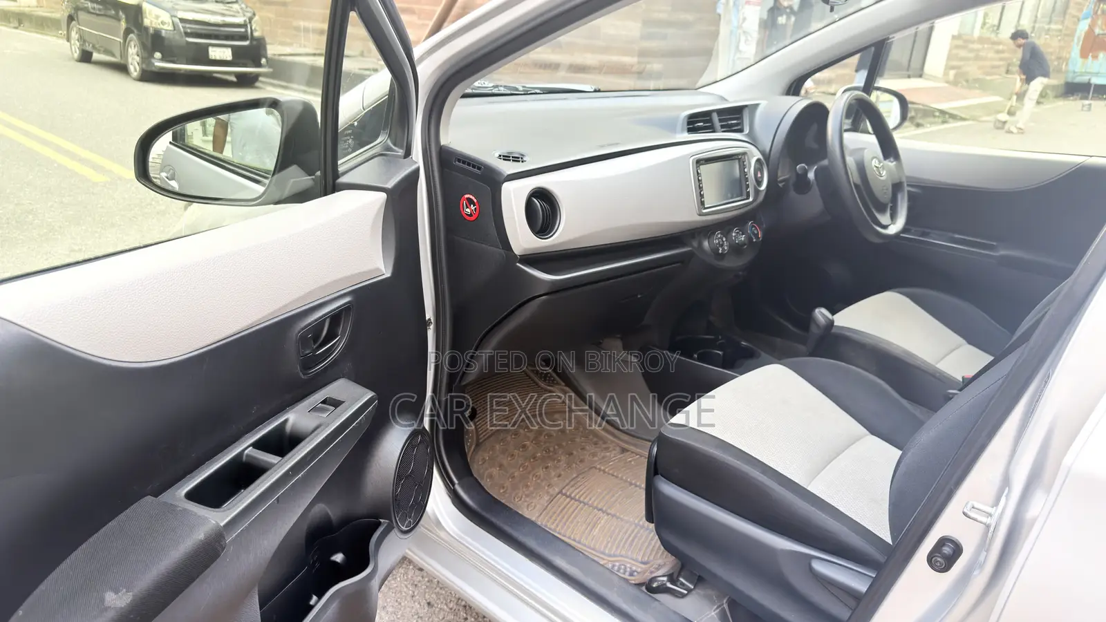 Toyota Vitz 1.3 AWD 5dr 2012 Silver