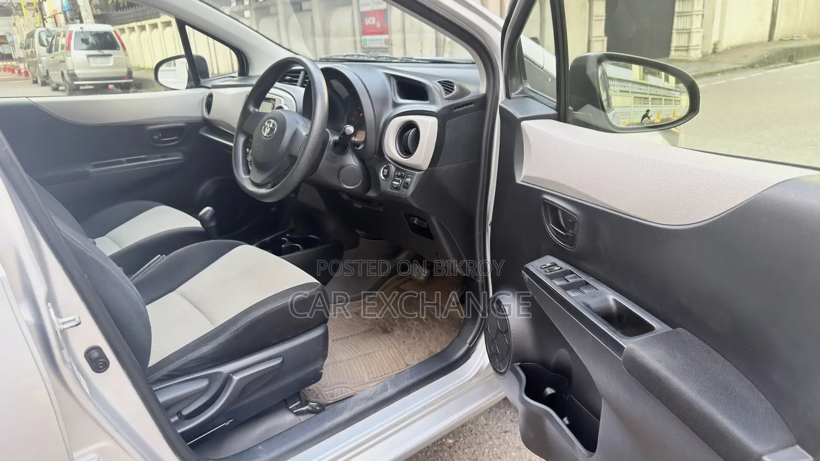 Toyota Vitz 1.3 AWD 5dr 2012 Silver