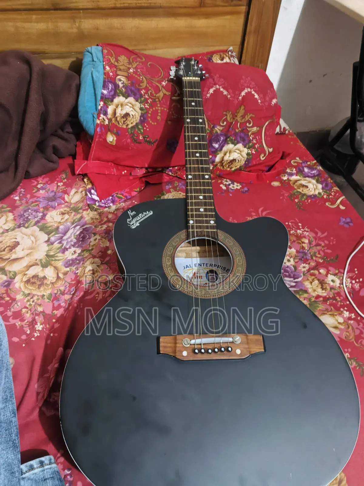 জরুরী বিক্রি, সিগনেচার গিটার, ১৮ দিন ব্যবহার, বিগেইনার