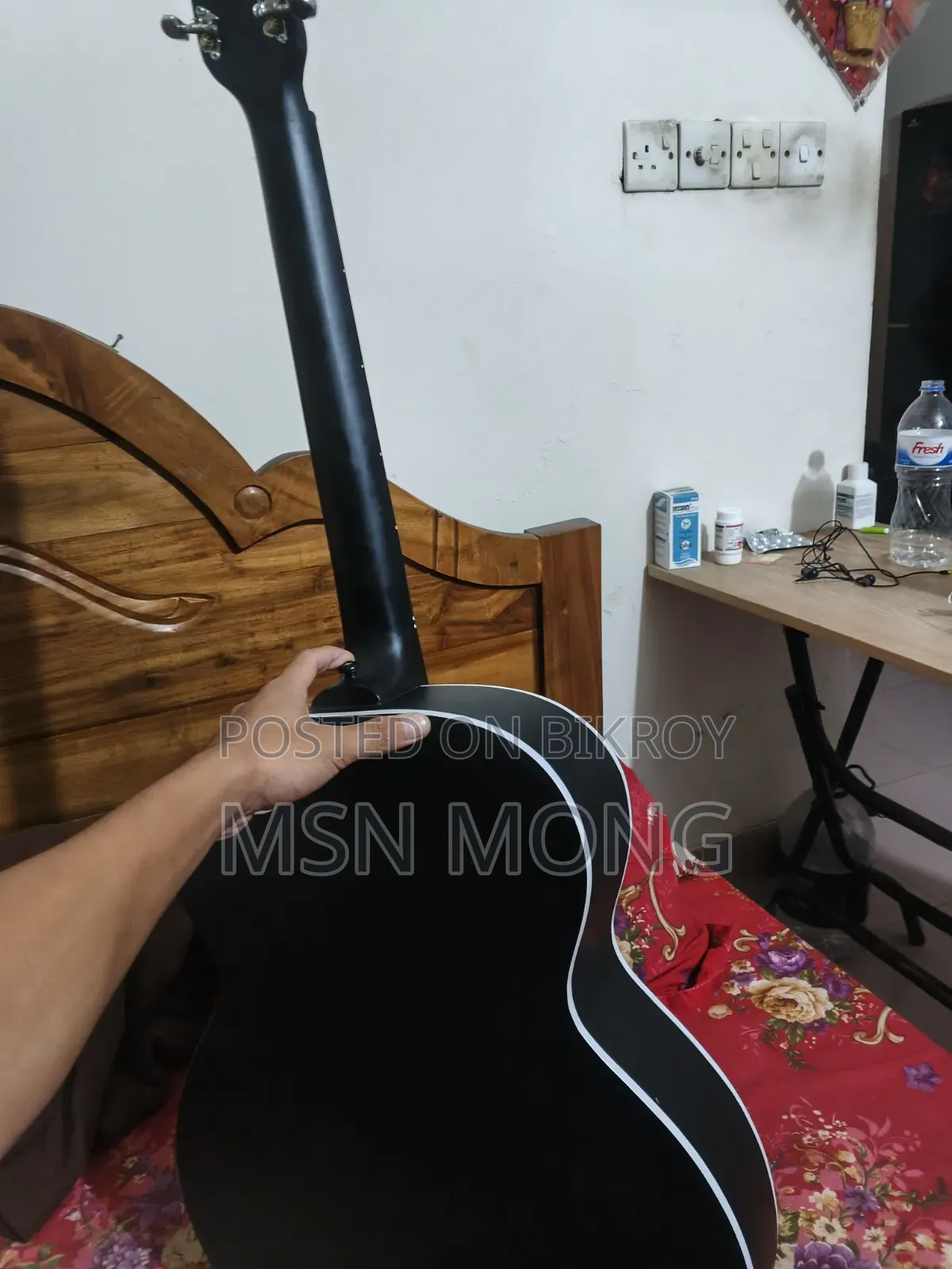 জরুরী বিক্রি, সিগনেচার গিটার, ১৮ দিন ব্যবহার, বিগেইনার