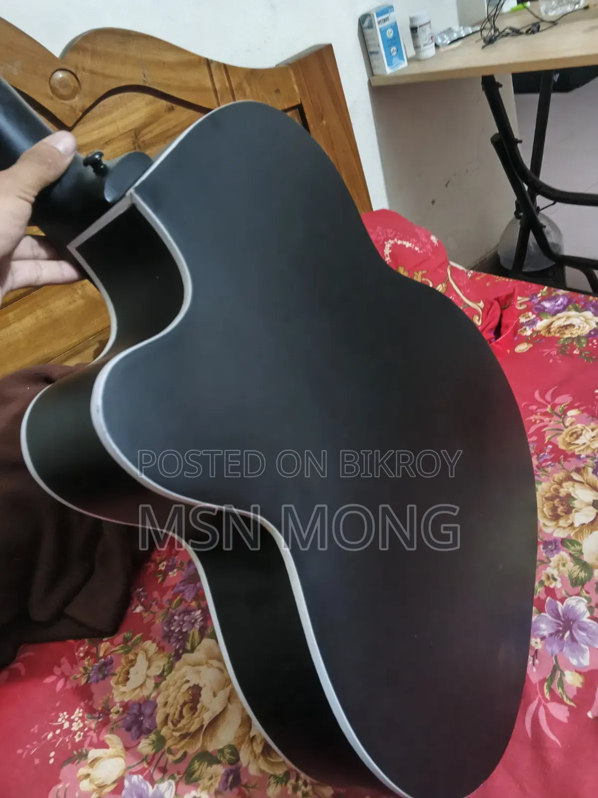 জরুরী বিক্রি, সিগনেচার গিটার, ১৮ দিন ব্যবহার, বিগেইনার
