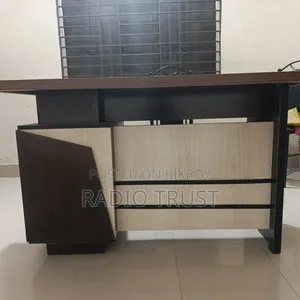 অফিস টেবিল