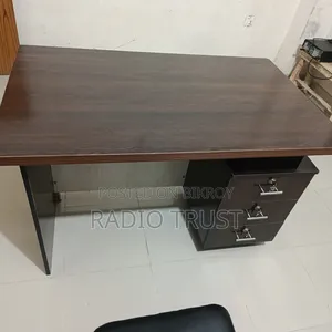 অফিস টেবিল