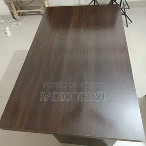 অফিস টেবিল