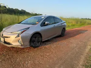 Toyota Prius 4dr Hatchback (1.8L 4cyl gas/electric hybrid CVT) 2016