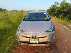 Toyota Prius 4dr Hatchback (1.8L 4cyl gas/electric hybrid CVT) 2016