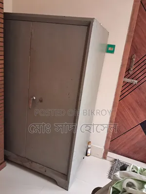স্টিলের আলমারি