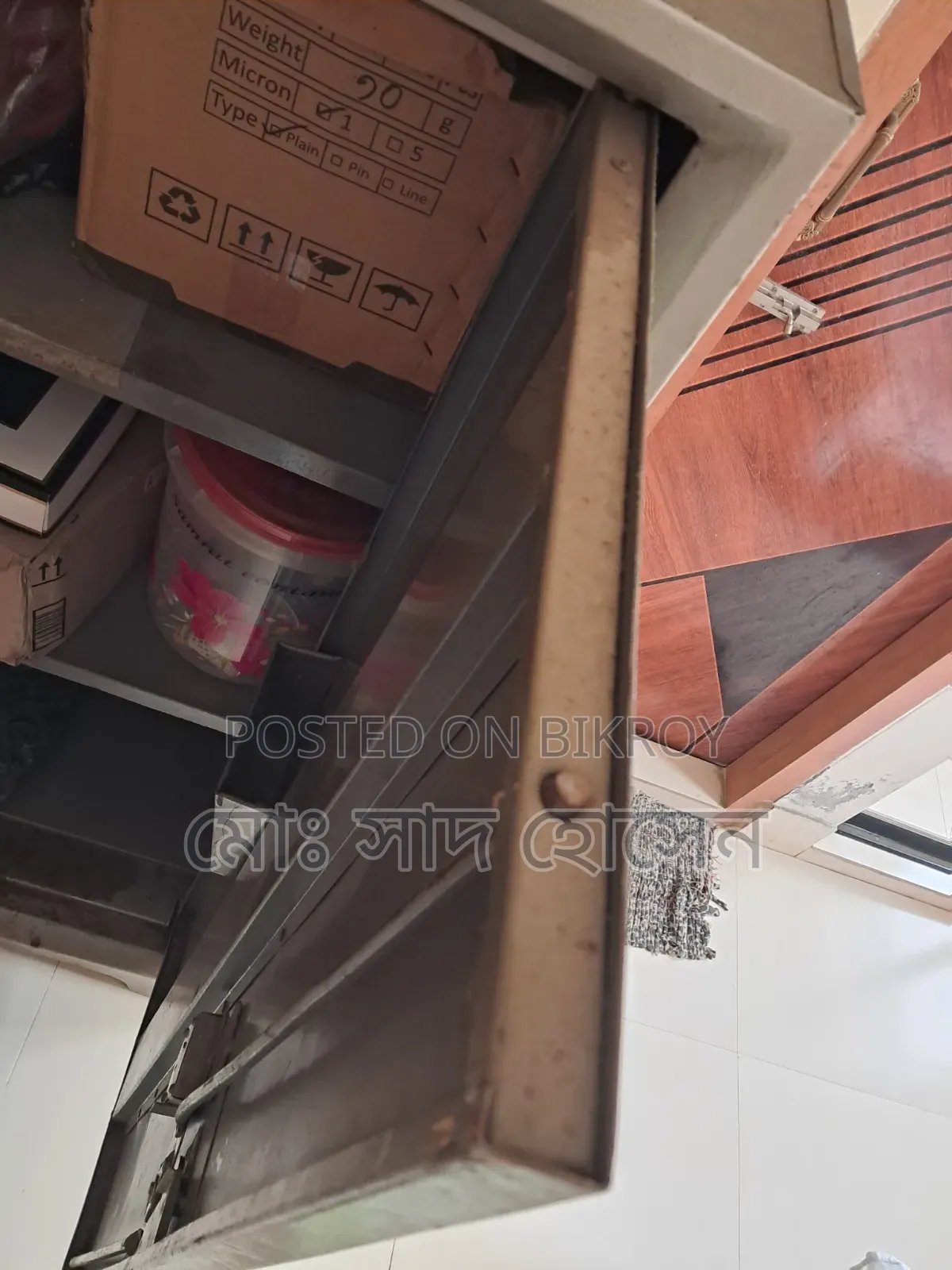স্টিলের আলমারি