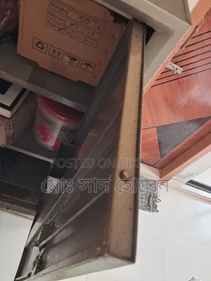 স্টিলের আলমারি