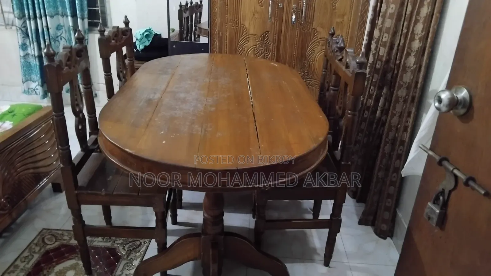 ৪ টি চেয়ারসহ পাহাড়ি কাঠের ডাইনিং টেবিল। পাঁচ ফুট/তিনফিট