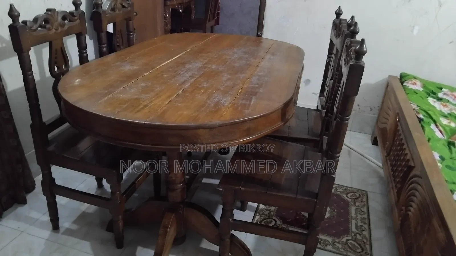৪ টি চেয়ারসহ পাহাড়ি কাঠের ডাইনিং টেবিল। পাঁচ ফুট/তিনফিট