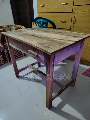 একটি কাঠের টেবিল যোগাযোগ করবেন।