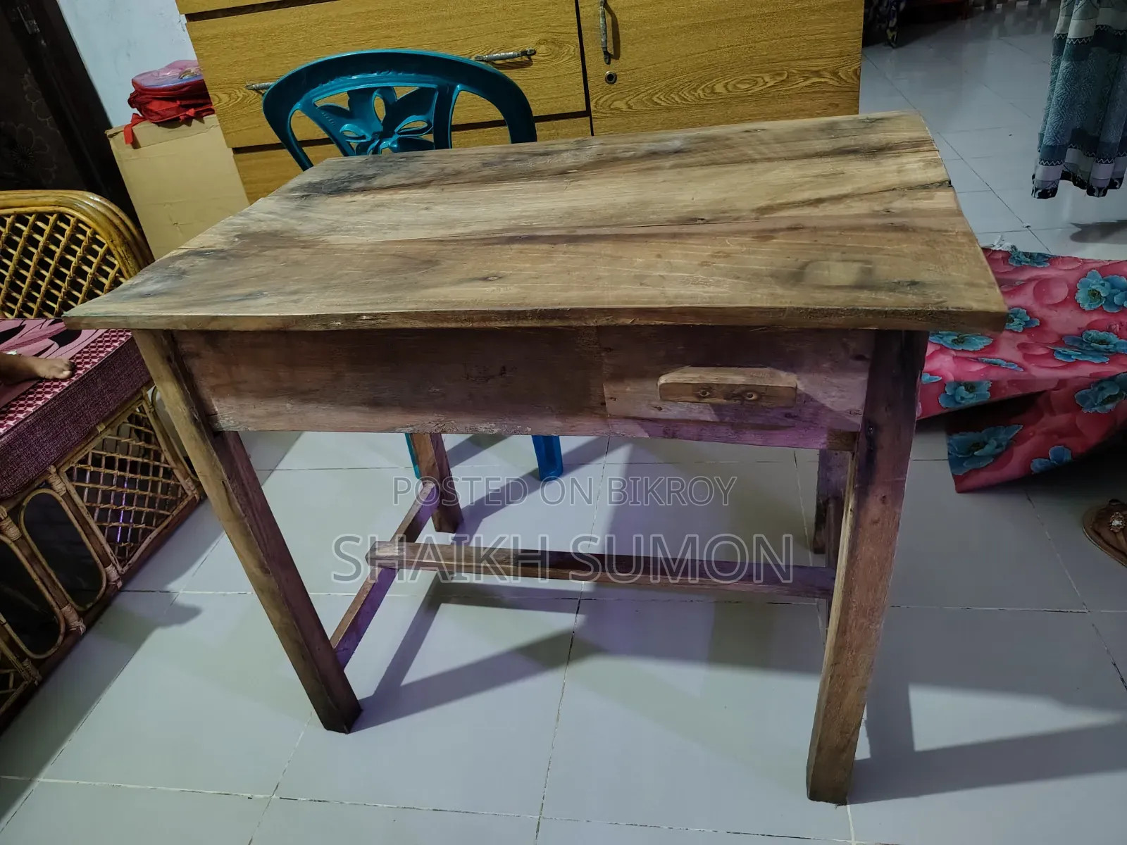 একটি কাঠের টেবিল যোগাযোগ করবেন।