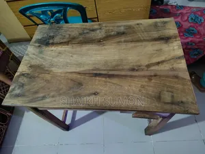 একটি কাঠের টেবিল যোগাযোগ করবেন।