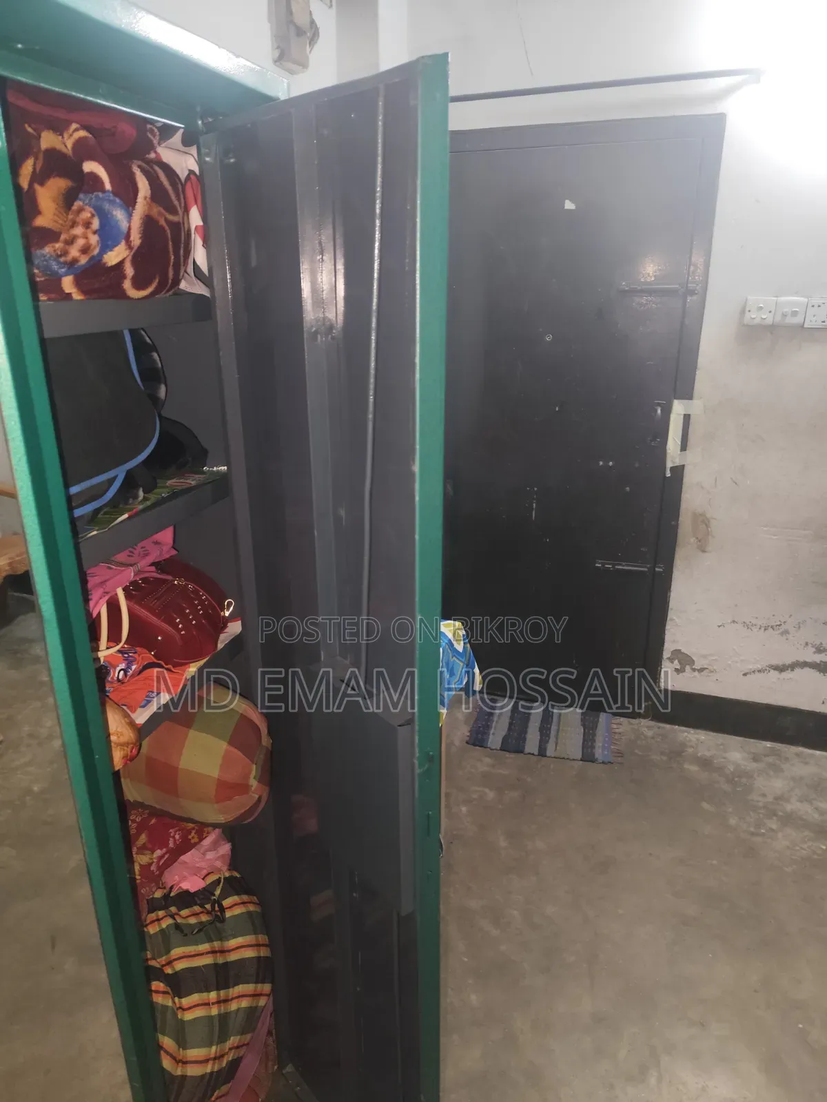 স্টিলের আলমারি