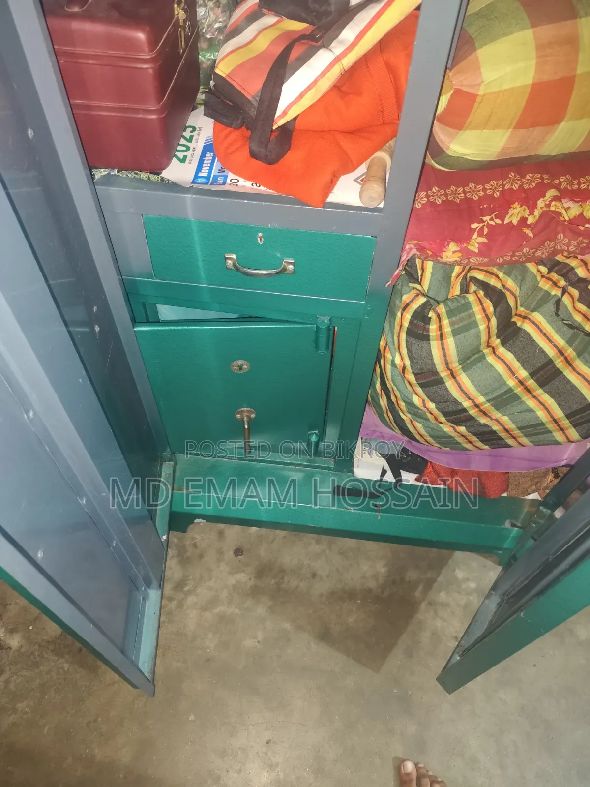 স্টিলের আলমারি