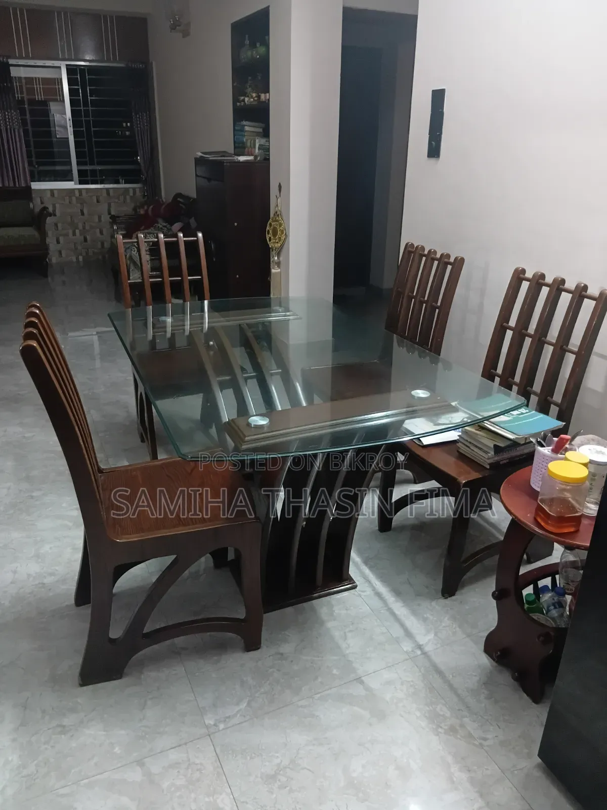 ডাইনিং টেবিল