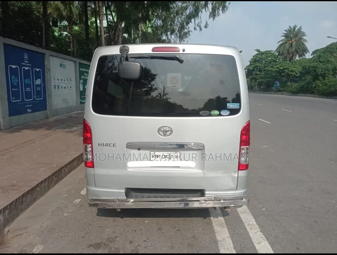 টয়োটা হায়েস ২০১৮ সিলভার