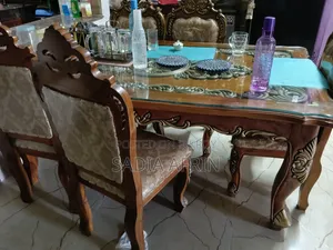 ভিক্টোরিয়া ডিজাইন সেগুনের টেবিল চেয়ার।