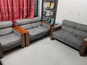 সোফা সেট এবং চা টেবিল