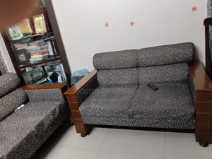 সোফা সেট এবং চা টেবিল