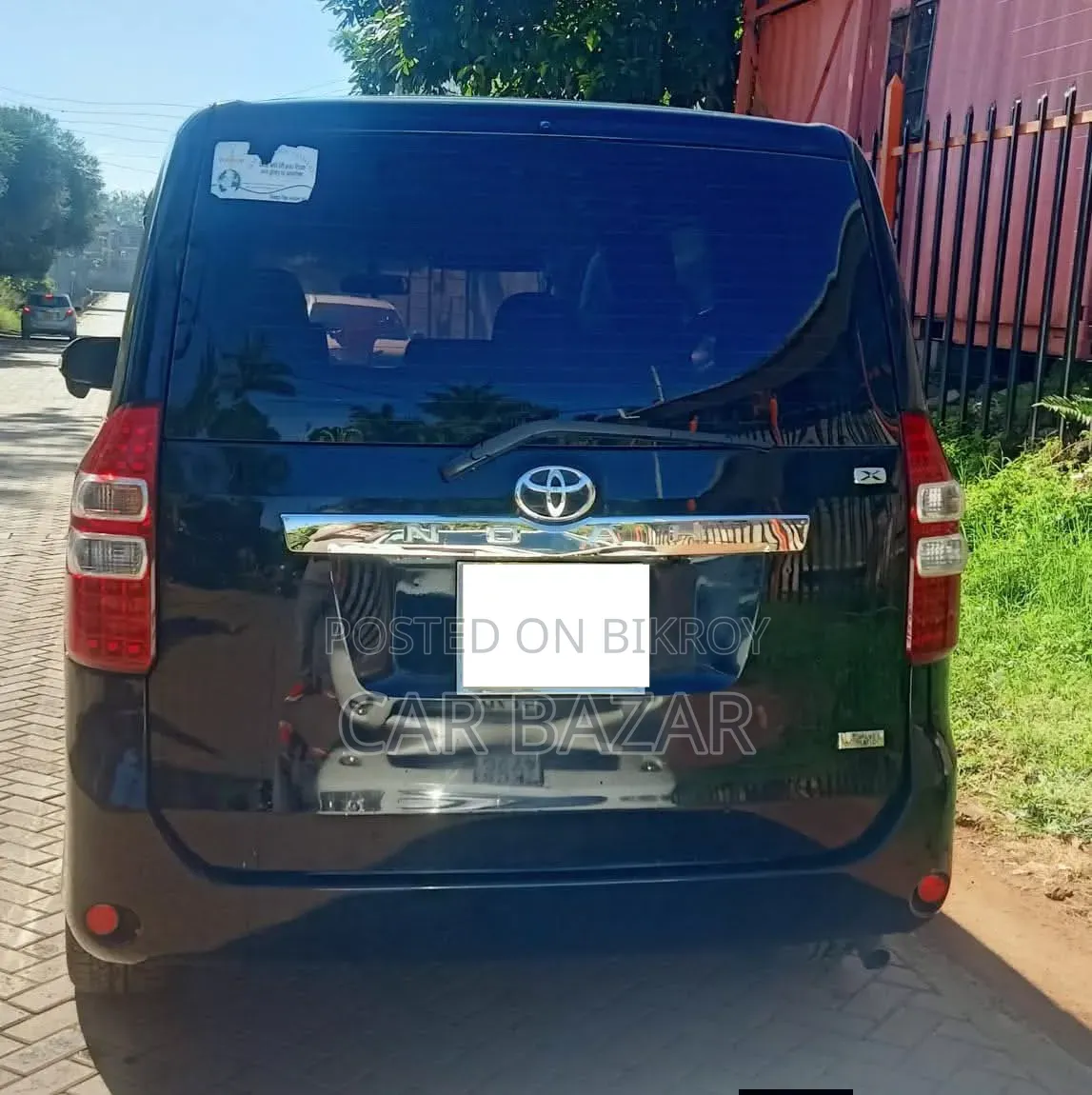 Toyota Noah 2.0 143hp FWD (8 Seater) 2013 Black