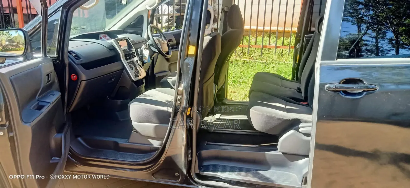 Toyota Noah 2.0 143hp FWD (8 Seater) 2013 Black