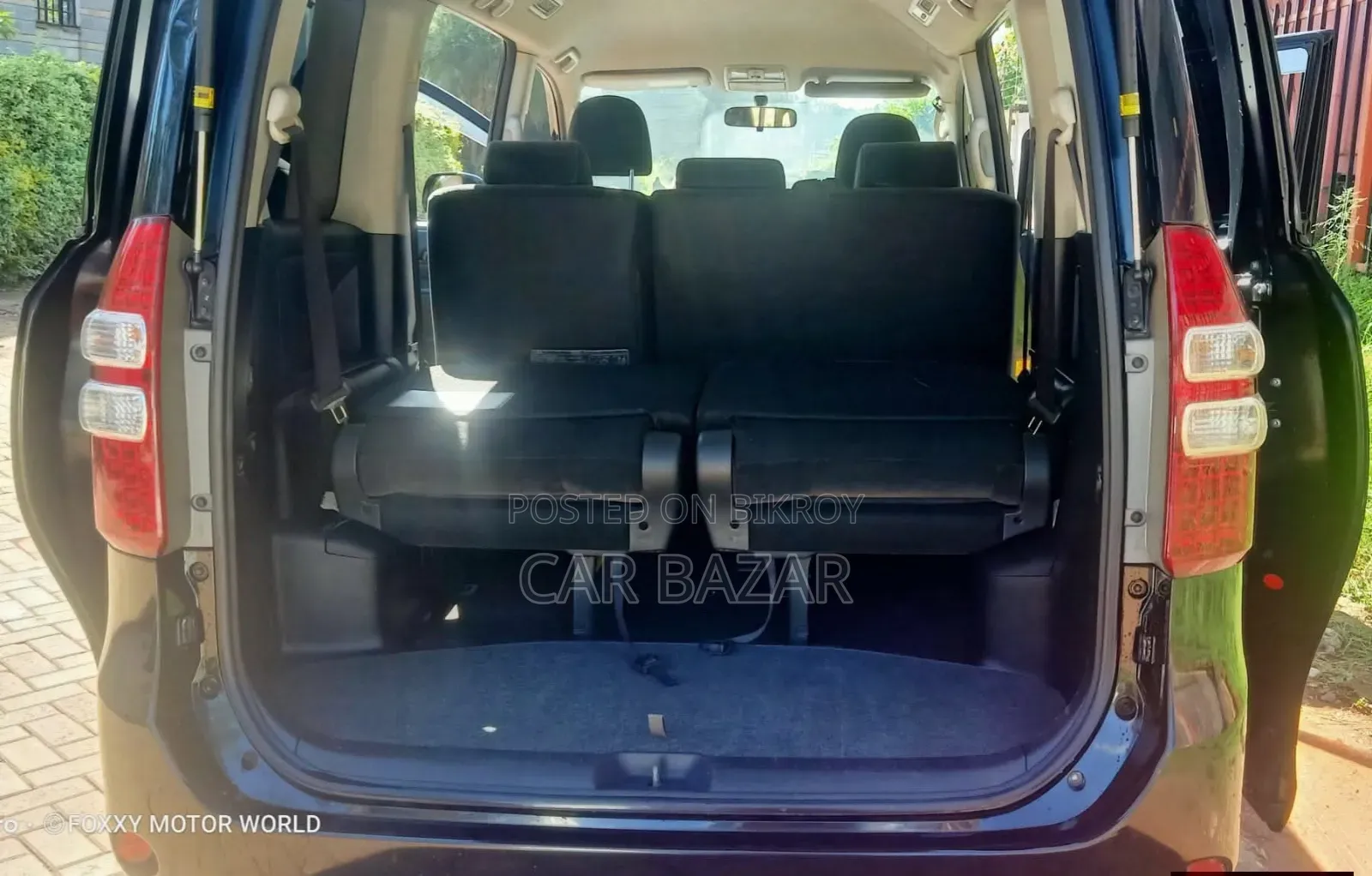Toyota Noah 2.0 143hp FWD (8 Seater) 2013 Black