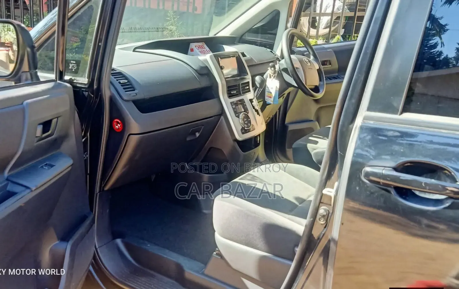 Toyota Noah 2.0 143hp FWD (8 Seater) 2013 Black